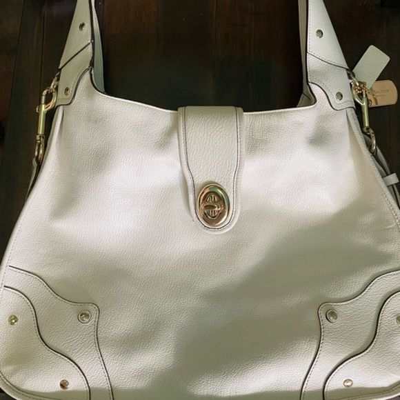 Coach Handbags - 👜⭐️💯Authentic Coach Leather White shoulder bag⭐️